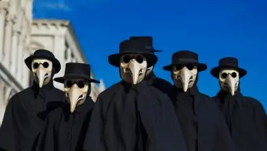 الأوبئة - صورة مجموعة من الناس ترتدي أقنعة الطاعون الأسود وأردية سوداء