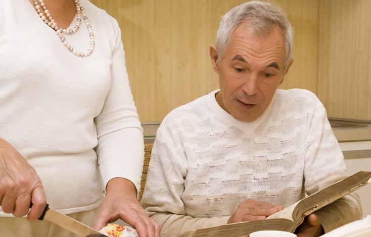 الدماغ - ثنائيان مسننان ينظران إلى كتاب