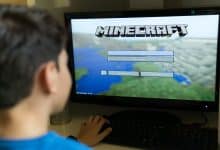 ماينكرافت - طفل يجلس أمام شاشة يلعب لعبة ماينكرافت