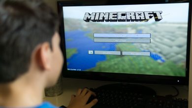 ماينكرافت - طفل يجلس أمام شاشة يلعب لعبة ماينكرافت